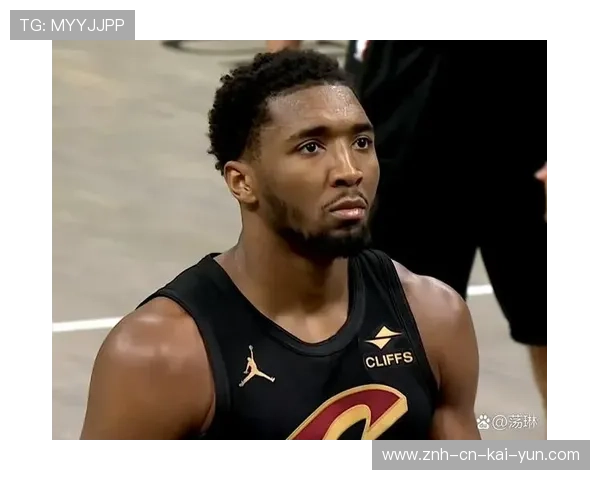 米切尔沿底线突破完成拉杆，骑士球迷激动不已